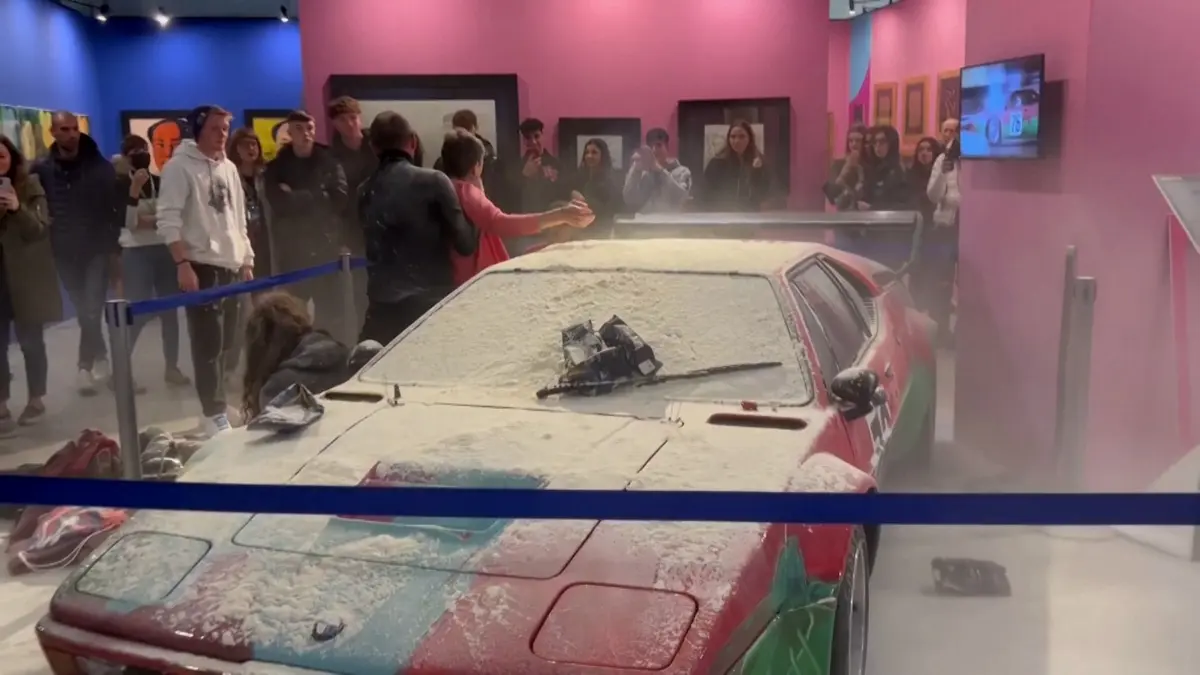 Gli attivisti ricoprono di farina la rara BMW di Andy Warhol